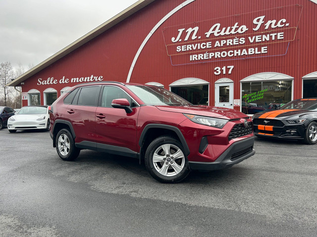 2019 Toyota RAV4 LE in Cars & Trucks in Sherbrooke - Image 2