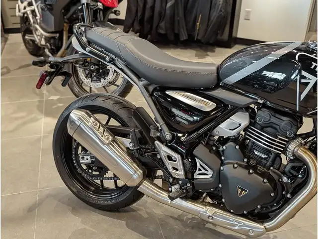 2025 Triumph Speed 400 // Phantom Black/Storm Grey in Dirt Bikes & Motocross in Winnipeg - Image 11