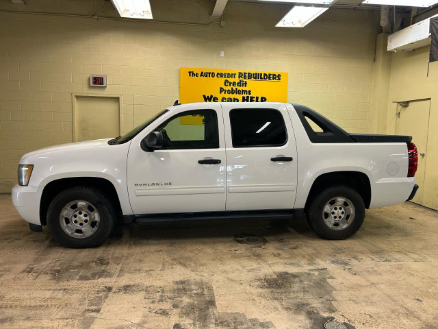 2011 Chevrolet Avalanche LS in Cars & Trucks in Windsor Region - Image 2