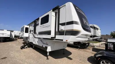 Columbus CMF393RLW The 393RL is the biggest couples coach River Ranch has to offer. This floorplan p...