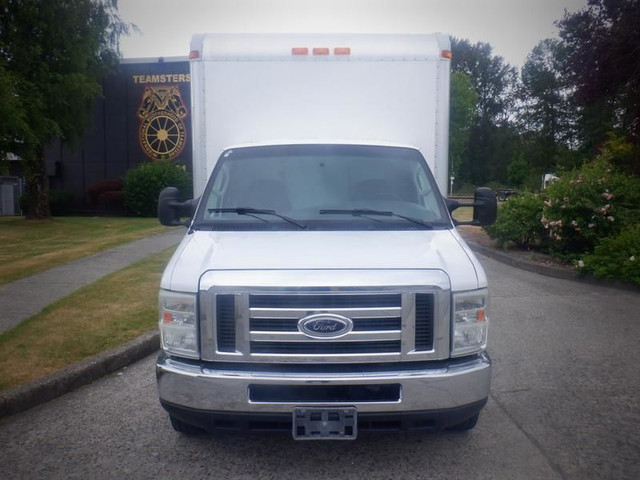 2008 Ford Econoline E-450 16 Foot Cube Van Loading Ramp Diesel in Cars & Trucks in Richmond - Image 3