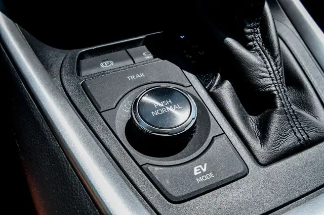 2019 Toyota RAV4 Hybrid Limited • SUNROOF • COOLED LEATHER • CP/ in Cars & Trucks in Cornwall - Image 27