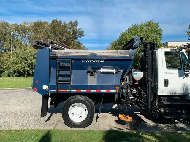 2007 international 7300 Dump Truck With Plow and Spreader Diesel in Heavy Trucks in Richmond - Image 11