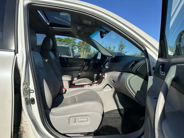 2012 Toyota Highlander Limited in Cars & Trucks in Mississauga / Peel Region - Image 26