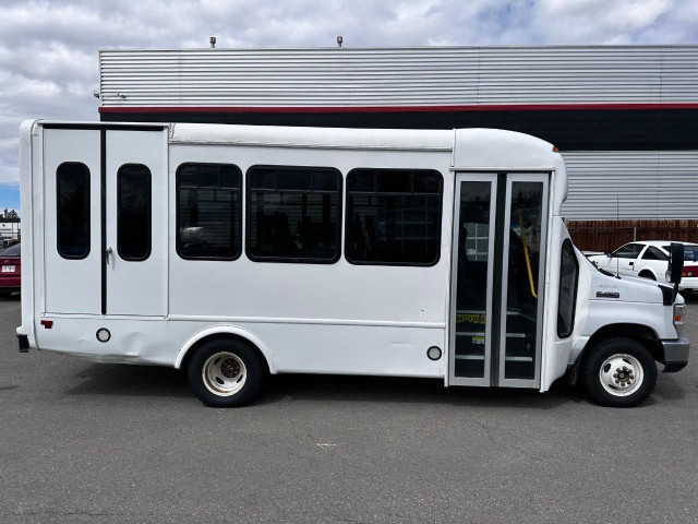 2019 Ford E-450 Cutaway 6.8L 10CYL | WHEELCHAIR ACCESSIBLE |... in Cars & Trucks in Lethbridge - Image 4