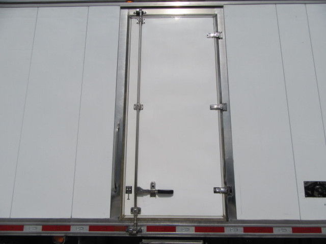 2018 International 4400 CUMMINS 4400 TANDEM 26FT BOX WITH DRILL  in Cars & Trucks in Oakville / Halton Region - Image 3