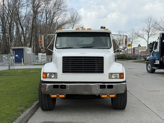 2000 international 4900 25 Foot Roll-Off Flat Deck Tow Truck Man in Heavy Trucks in Richmond - Image 4