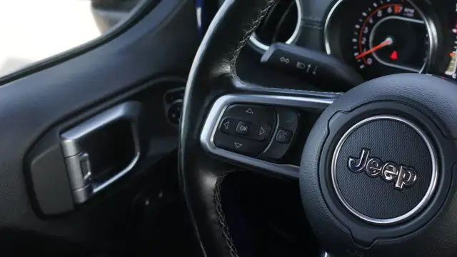 2019 Jeep Wrangler Unlimited Sahara 4x4 | Leather in Cars & Trucks in Guelph - Image 17