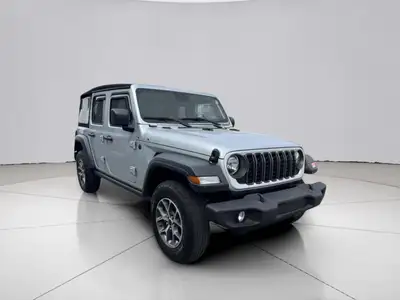 À voir! / Come see it! TRÈS BIEN ÉQUIPÉ / VERY WELL EQUIPPED. Version Sport 4x4 avec Moteur V6 3.6L,...