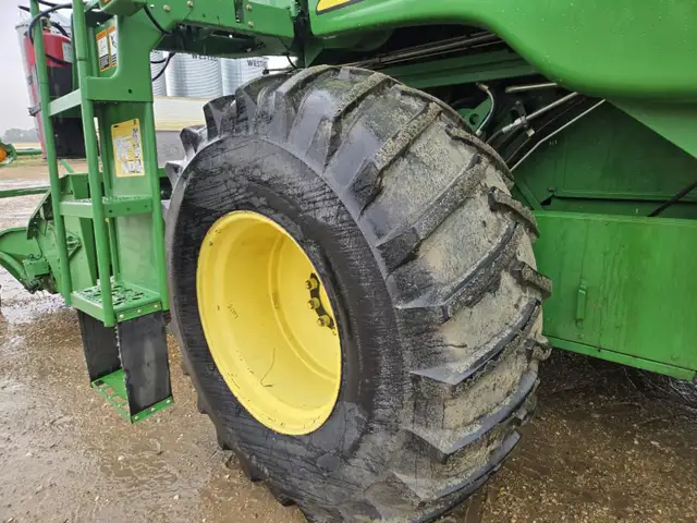 2000 John Deere Combine 9650 in Farming Equipment in Kamloops - Image 36