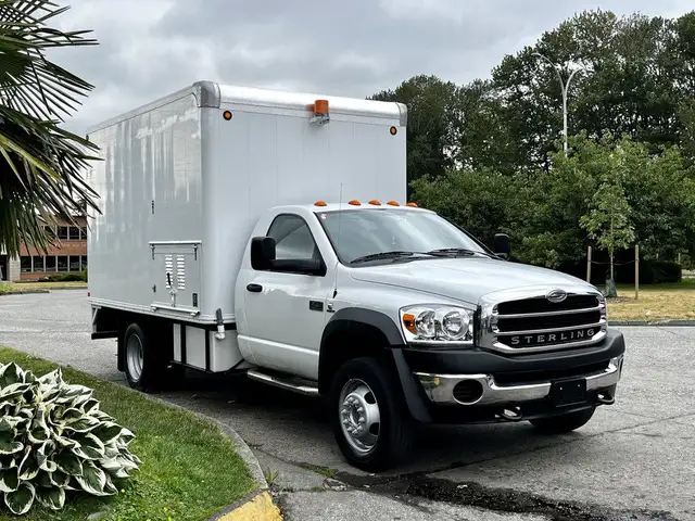2008 Ram 5500 12 Foot Cube Van with Shelves in Heavy Trucks in City of Toronto - Image 2