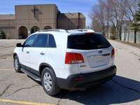 Reliable and ready for all seasons, this AWD Sorento handles anything you can throw at it! With only... (image 8)
