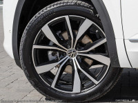Hello. This oryx white pearl effect SUV has an automatic transmission and is powered by a 2.0L I4 16... (image 7)
