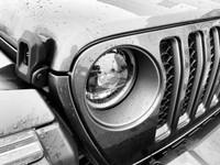 This Jeep Gladiator has a strong ERC 3.6L Pentastar(TM) VVT V6 engine w/ESS engine powering this Aut... (image 8)