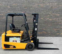 Cat 3 Wheeler Electric Forklift 3 stage mast 3500 lbs Capacity