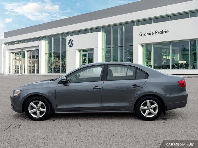 2014 Volkswagen Jetta Sedan Trendline Plus | Clean Carfax in Cars & Trucks in Grande Prairie - Image 2