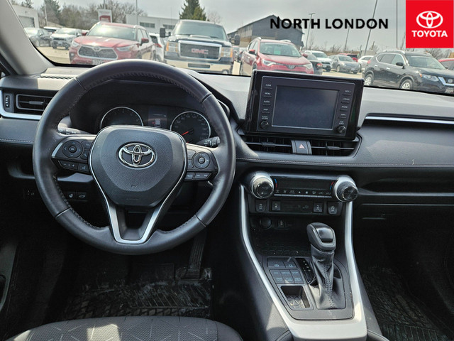 2022 Toyota RAV4 XLE CLEAN CARFAX - KEYLESS ENTRY - HEATED SE... in Cars & Trucks in London - Image 4