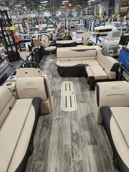 2025 Avalon Pontoons Venture 85 Rear Fish 23 FT in Powerboats & Motorboats in Saskatoon - Image 10