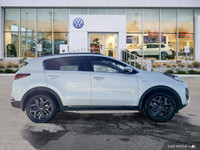 This Kia Sportage boasts a Regular Unleaded I-4 2.4 L/144 engine powering this Automatic transmissio... (image 5)