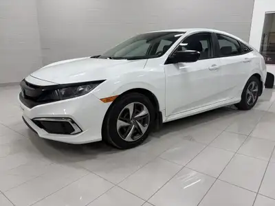 La Honda Civic DX avec transmission manuelle incarne la simplicité, la fiabilité et le plaisir de co...