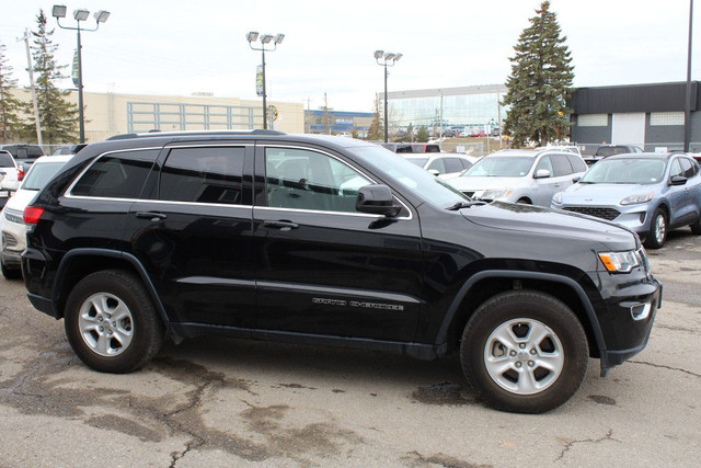 2017 Jeep Grand Cherokee 4WD LAREDO B.CAMERA/PARK ASSIST/AUTO ST in Cars & Trucks in Calgary - Image 3