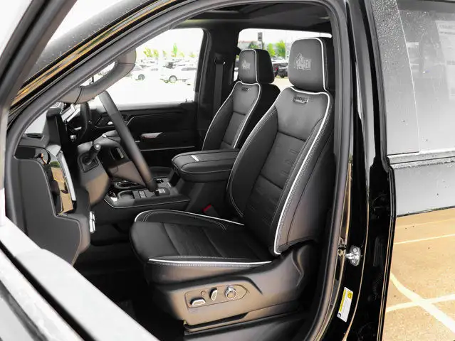 2025 GMC Sierra 2500HD AT4X in Cars & Trucks in Strathcona County - Image 31