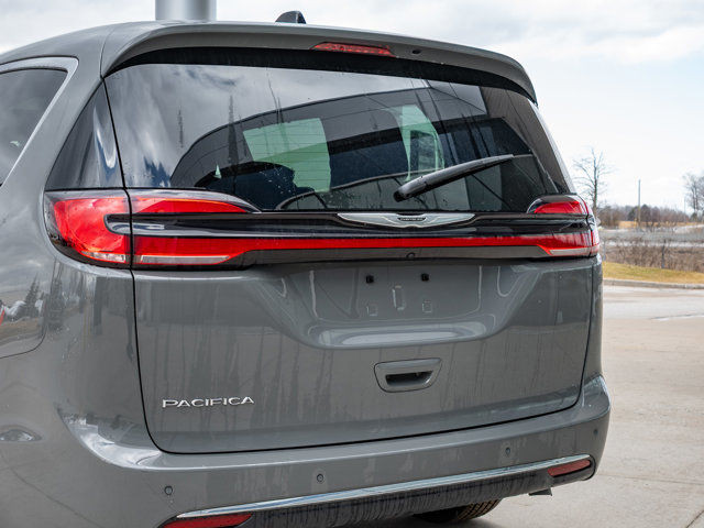 2025 Chrysler Pacifica Select in Cars & Trucks in Barrie - Image 4