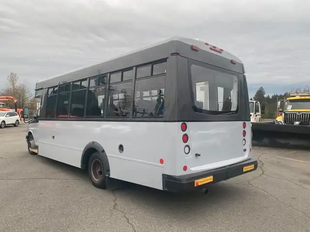 2017 chevrolet Express G4500 21 Passenger Bus With Wheelchair Ac in Heavy Trucks in Richmond - Image 10