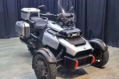APPLY NOW: https://www.ridecollective.ca/get-pre-approved The 2025 CAN-AM CANYON XT is equipped with...