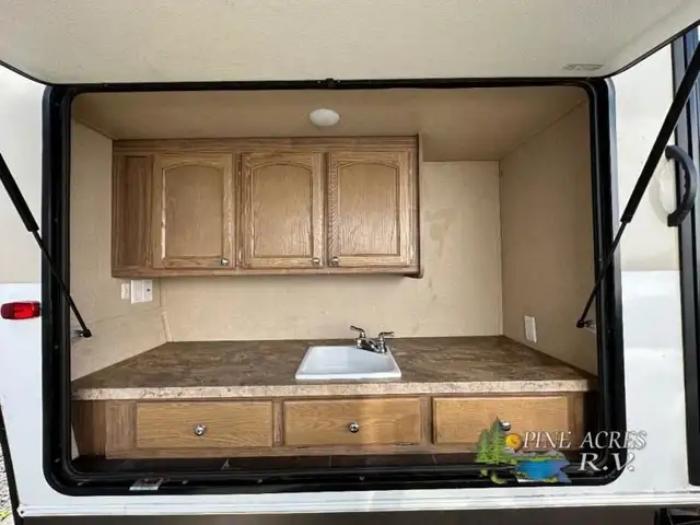 2015 Shasta RVs Revere 32DS in Travel Trailers & Campers in Truro - Image 38