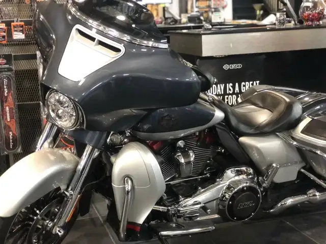 2019 Harley-Davidson CVO Street Glide in Street, Cruisers & Choppers in Sudbury - Image 2