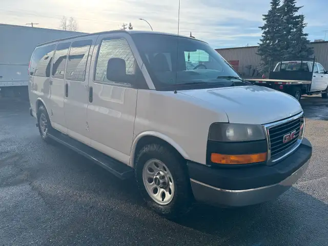 2014 GMC Savana 8 Passenger Van AWD in Cars & Trucks in Calgary - Image 7