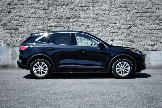 2020 Ford Escape SE • HEATED SEATS • CP/AA • NAV • PARK ASSIST in Cars & Trucks in Kingston - Image 2
