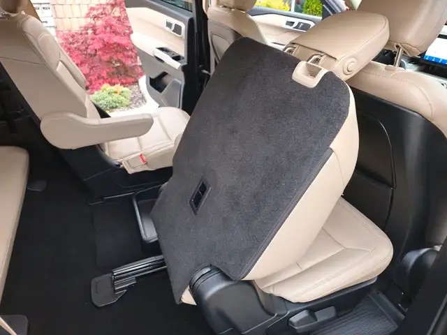 2020 Ford Explorer XLT 4WD in Cars & Trucks in Chatham-Kent - Image 48