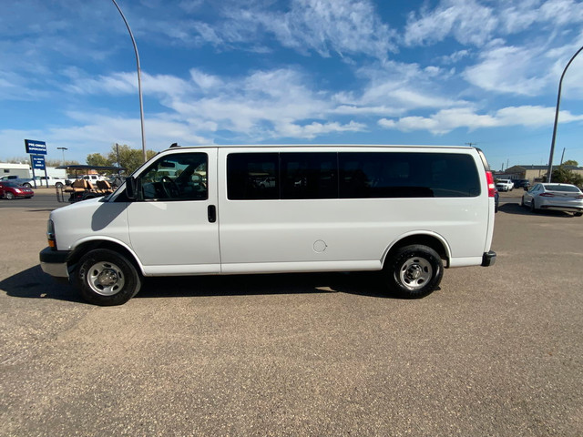 2016 Chev Express 3500 LT RWD 15 Passenger Van Rear A/C | V8 4.8 in Cars & Trucks in Regina - Image 4