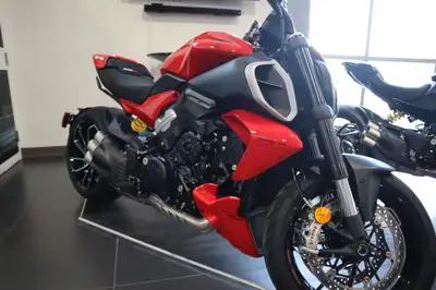 2024 Ducati Diavel V4 Red Dare to be Bold Muscular, sporty, exaggerated and elegant at the same time...