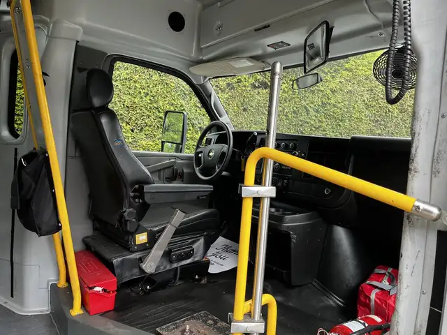 2019 Chevrolet Express 4500 22 Passenger Wheelchair Accessible S in Heavy Trucks in Delta/Surrey/Langley - Image 19