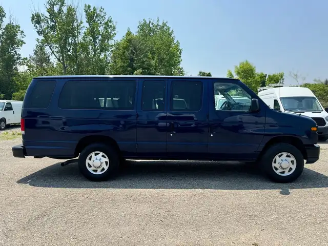 2014 Ford Econoline Wagon 15 Passenger in Cars & Trucks in Oakville / Halton Region - Image 2