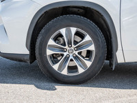 One Owner - Keyless Ignition - AWD - Sunroof - SofTex Leather - BSM The 2021 Toyota Highlander XLE b... (image 4)