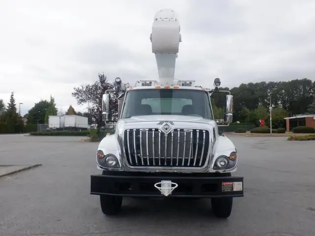 2009 international 7400 Workstar Bucket Truck With Air Brakes Di in Heavy Trucks in Richmond - Image 8
