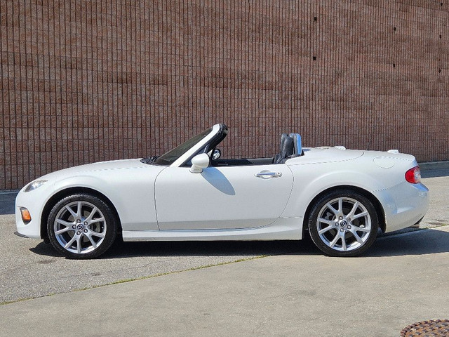 2013 Mazda MX-5 GT-HARD TOP CONVERTIBLE-6 SPEED in Cars & Trucks in City of Toronto - Image 3
