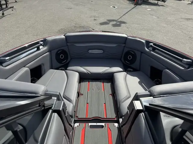 2025 Supra SV 450 in Powerboats & Motorboats in Saskatoon - Image 18