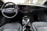 Sunroof, Wireless Phone Charger, Uvo, Push Button Start, Blind Spot Detection, Satellite Radio, Clot... (image 4)
