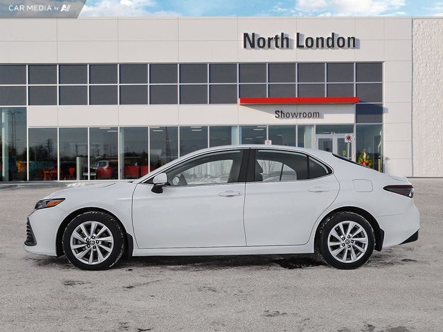 2023 Toyota Camry Hybrid LE FUEL EFFICIENT HYBRID - CLEAN CAR... in Cars & Trucks in London - Image 3