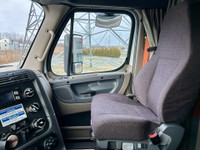 Ryder Stock ID: 840510 Transmission Type/Speed: Auto 13 Engine: DIESEL DD15 GHG'17 475/1625 Horse Po... (image 8)