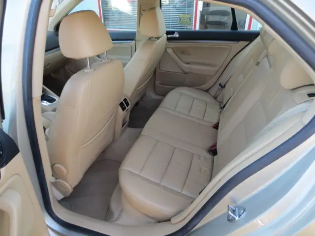 2008 Volkswagen Jetta Comfortline 2.5L w/ Htd Lthr/Sunroof in Cars & Trucks in Edmonton - Image 11