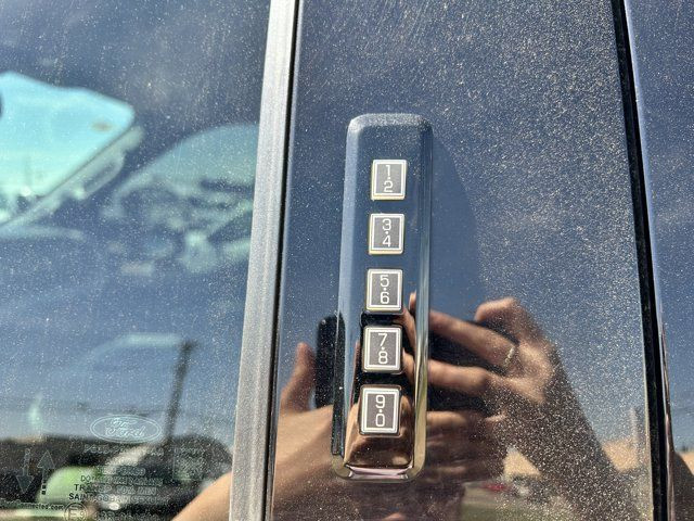 2023 Ford Super Duty F-250 SRW XLT CrewCab 160 | Rear Cam in Cars & Trucks in Edmonton - Image 4