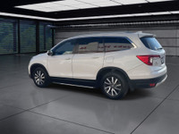 This well-equipped three-row SUV adds premium features like leather-trimmed seating, integrated navi... (image 5)