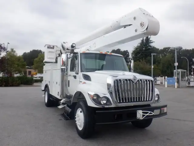 2009 international 7400 Workstar Bucket Truck With Air Brakes Di in Heavy Trucks in Richmond - Image 7