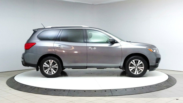 2017 Nissan Pathfinder in Cars & Trucks in Lethbridge - Image 2